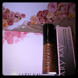 Mary Kay Nourishing plus lip gloss